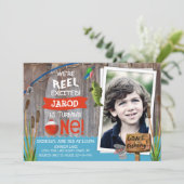 魚釣りアウトドアスマンをテーマにした誕生日招待状 招待状 (スタンド正面)