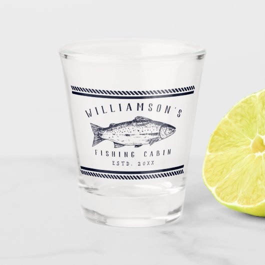 魚釣りキャビンの家族ミニマル名ネイビー素朴ブルー ショットグラス (正面)