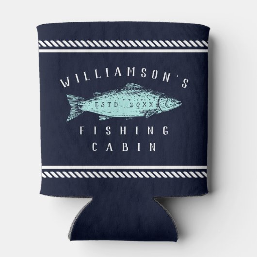 魚釣りキャビンの家族ミニマル名ネイビー素朴ブルー 缶クーラー (裏面)