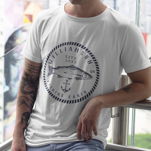 魚釣りキャビンファミリー名ネイビーブルー素朴 Tシャツ