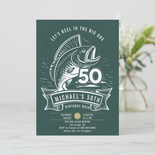 魚釣りテーマビッグバスリールティール(緑がかった色)メンズ50誕生日 招待状 (スタンド正面)