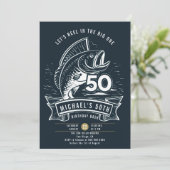 魚釣りテーマビッグバスリール海軍メンズ50誕生日 招待状 (スタンド正面)