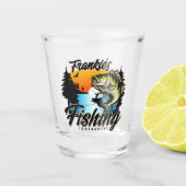 魚釣りパーソナライズされたトーナメントフィッシュアングラートマス ショットグラス (正面)