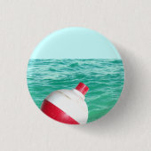 魚釣りボバーインウォーター 缶バッジ (正面)