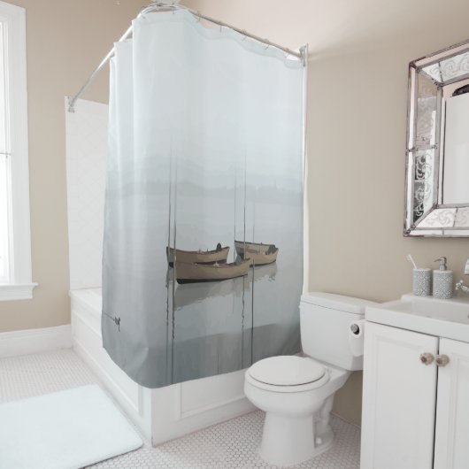 魚釣りボートのソフトグレー、グレーの水と空 シャワーカーテン (インサイチュ)