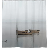 魚釣りボートのソフトグレー、グレーの水と空 シャワーカーテン (正面)