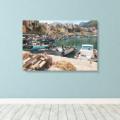 魚釣りボートはカステランマーレデルゴルフォ港にある キャンバスプリント (インサイチュ (ウッドフロア))