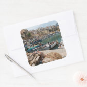 魚釣りボートはカステランマーレデルゴルフォ港にある スクエアシール (封筒)