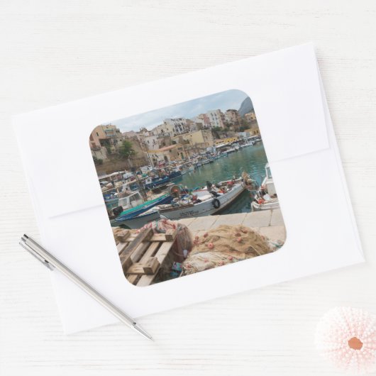 魚釣りボートはカステランマーレデルゴルフォ港にある スクエアシール (封筒)