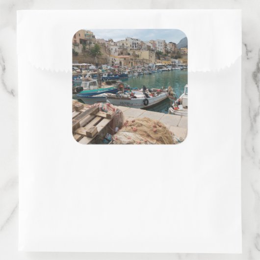 魚釣りボートはカステランマーレデルゴルフォ港にある スクエアシール (バッグ)