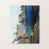 魚釣りボートは海沿いの写真に係留されている ジグソーパズル (縦)