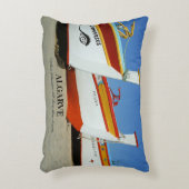 魚釣りボートをアルガルヴェのビーチ写真 アクセントクッション (正面(垂直))