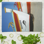 魚釣りボートをアルガルヴェのビーチ写真 キッチンタオル (折り畳み)