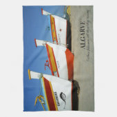 魚釣りボートをアルガルヴェのビーチ写真 キッチンタオル (縦)