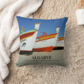 魚釣りボートをアルガルヴェのビーチ写真 クッション (ブランケット)