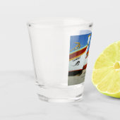 魚釣りボートをアルガルヴェのビーチ写真 ショットグラス (左)