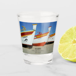 魚釣りボートをアルガルヴェのビーチ写真 ショットグラス