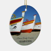 魚釣りボートをアルガルヴェのビーチ写真 セラミックオーナメント (右)