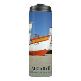 魚釣りボートをアルガルヴェのビーチ写真 タンブラー