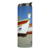 魚釣りボートをアルガルヴェのビーチ写真 タンブラー (回転左)