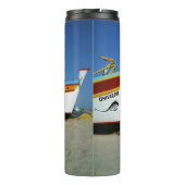 魚釣りボートをアルガルヴェのビーチ写真 タンブラー (裏面)