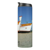 魚釣りボートをアルガルヴェのビーチ写真 タンブラー (回転右)