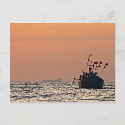 魚釣りボートをバルト海に ポストカード (正面)