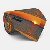 魚釣りボートアットサンセットオレンジスカイ ネクタイ (ロール)