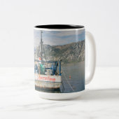 魚釣りボートアットザピクトレスクベイ ツートーンマグカップ (正面右)