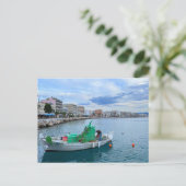 魚釣りボートインハーバーコリントギリシャ ポストカード (スタンド正面)