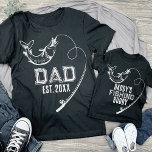 魚釣りポールパパEst Date父子照合 Tシャツ<br><div class="desc">魚釣りポールと魚の漁師パパのための定年の父の日、男らしい動揺してフォント。</div>