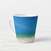 魚釣り伝統的ボートのビーチ カフェラテマグ (左アングル)