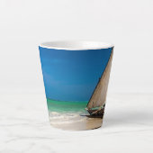 魚釣り伝統的ボートのビーチ カフェラテマグ (正面)