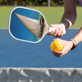 魚釣り伝統的ボートのビーチ ピックルボールラケット