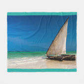 魚釣り伝統的ボートのビーチ フリースブランケット (正面(横))