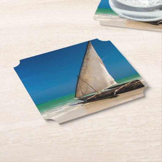 魚釣り伝統的ボートのビーチ ペーパーコースター (アングル)