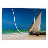 魚釣り伝統的ボートのビーチ ラージペーパーバッグ (裏面)