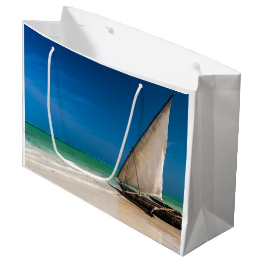 魚釣り伝統的ボートのビーチ ラージペーパーバッグ (正面アングル)