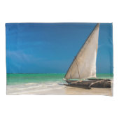 魚釣り伝統的ボートのビーチ 枕カバー (正面)