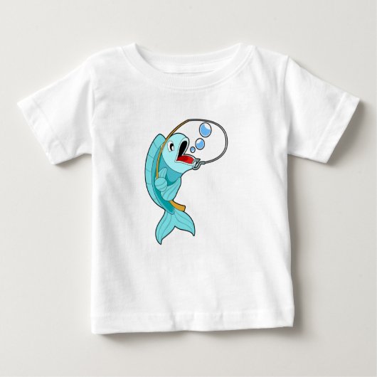 魚釣り棒付き魚 ベビーTシャツ (正面)