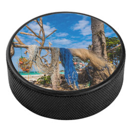 魚釣り網がビーチ上で乾燥 アイスホッケーパック