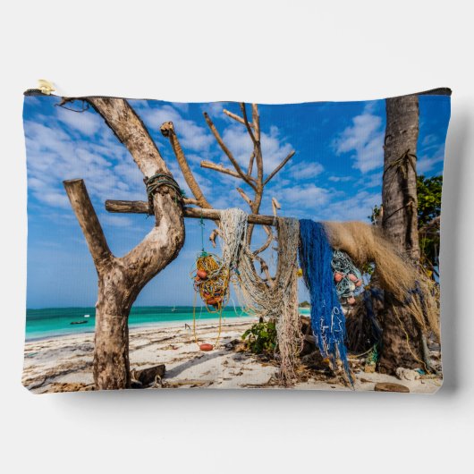 魚釣り網がビーチ上で乾燥 アクセサリーポーチ (正面)