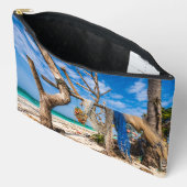 魚釣り網がビーチ上で乾燥 アクセサリーポーチ (見開き)