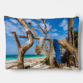 魚釣り網がビーチ上で乾燥 アクセサリーポーチ (裏面)