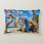 魚釣り網がビーチ上で乾燥 アクセントクッション (裏面)