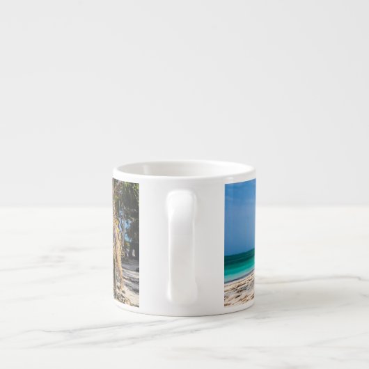 魚釣り網がビーチ上で乾燥 エスプレッソカップ (裏面)