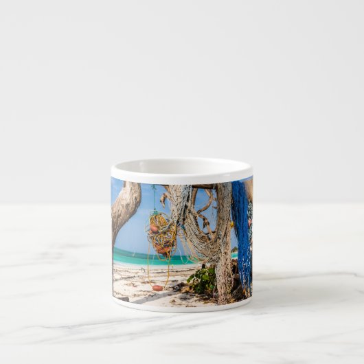 魚釣り網がビーチ上で乾燥 エスプレッソカップ (正面)