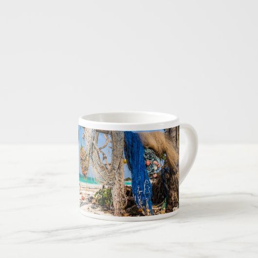 魚釣り網がビーチ上で乾燥 エスプレッソカップ (正面右)