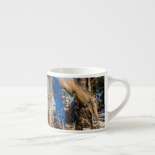 魚釣り網がビーチ上で乾燥 エスプレッソカップ (右)