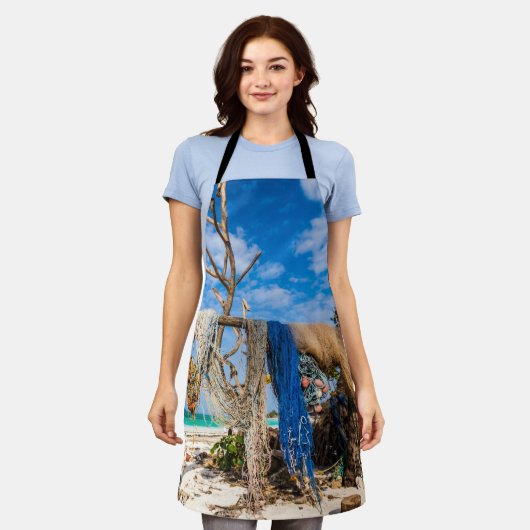 魚釣り網がビーチ上で乾燥 エプロン (着用した状態)